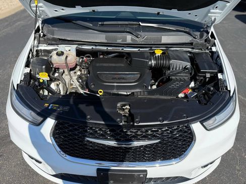 Certified 2023 Chrysler Pacifica Touring-L FWD image 11