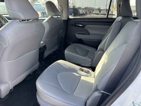 Used 2022 Toyota Highlander XLE image 14