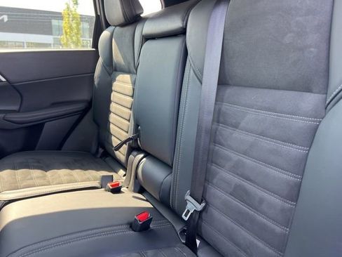 Used 2024 Mitsubishi Outlander SE image 29