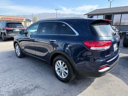Used 2017 Kia Sorento LX w/ LX Convenience Package image 3