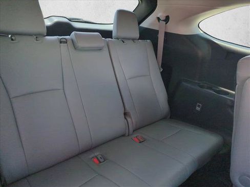 Used 2022 Toyota Highlander XLE FWD image 19