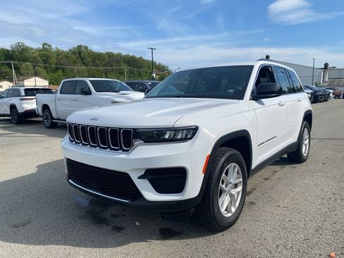 Used 2023 Jeep Grand Cherokee Laredo w/ Luxury Tech Group I AWD/4WD image 5