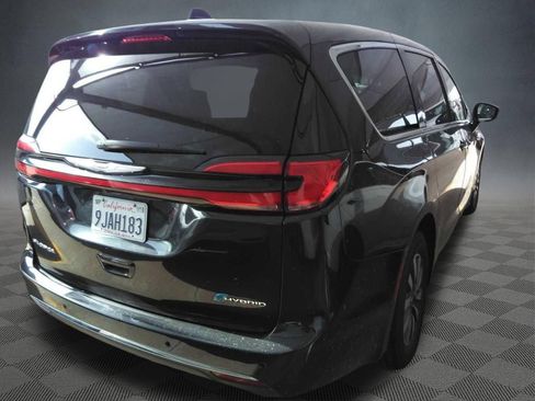 Used 2023 Chrysler Pacifica Touring-L FWD image 4