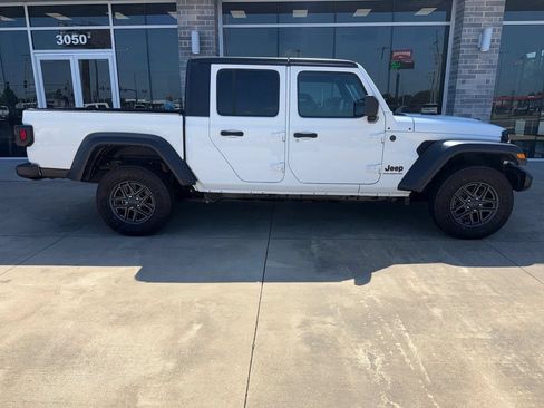 Used 2025 Jeep Gladiator Sport AWD/4WD image 3