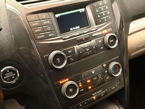 Used 2019 Ford Explorer XLT image 32