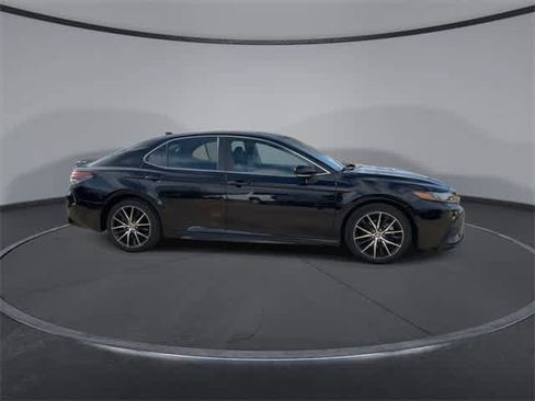 Used 2023 Toyota Camry SE image 9