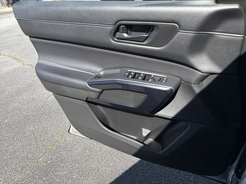 Used 2025 Nissan Pathfinder SV AWD/4WD image 25
