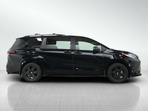 Certified 2025 Toyota Sienna XLE Woodland Edition AWD/4WD image 6