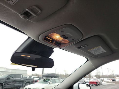 Used 2025 Chevrolet Trax LT image 30