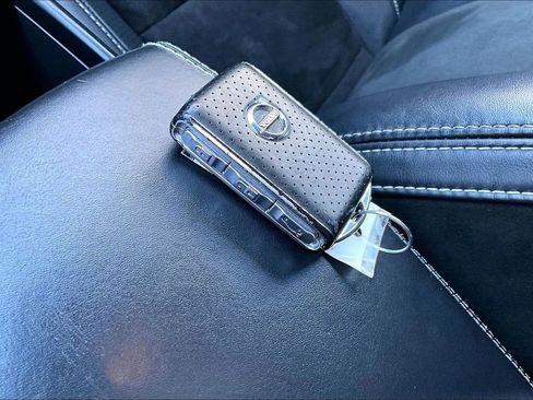 Used 2019 Volvo XC40 T5 R-Design image 11