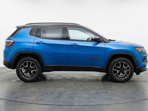 Used 2025 Jeep Compass Trailhawk AWD/4WD image 11