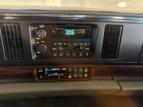 Used 1999 Buick Le Sabre Custom w/ Headliner Lighting Pkg FWD image 33