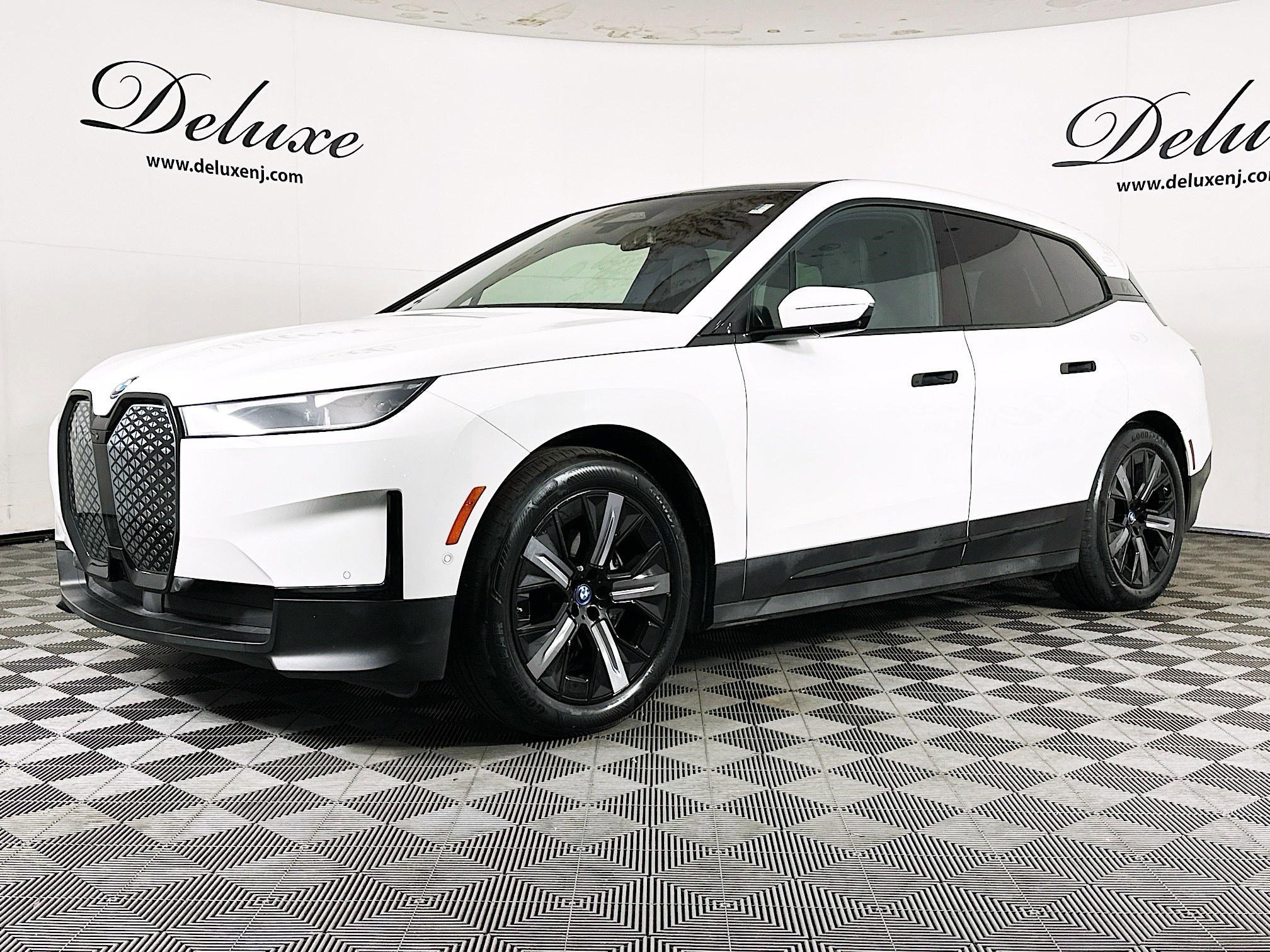 Used 2022 BMW iX xDrive50 w/ Premium Package AWD/4WD image 3