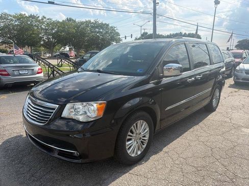 Used 2014 Chrysler Town & Country Limited w/ Luxury Group FWD image 4