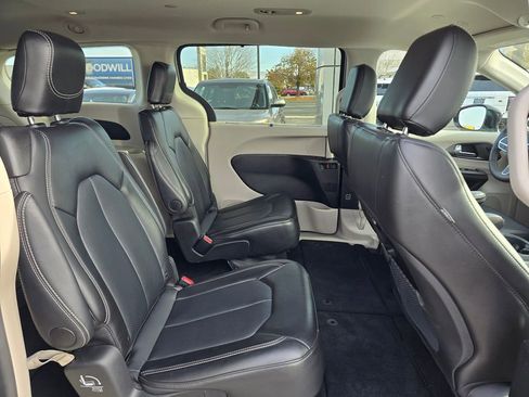 Used 2024 Chrysler Pacifica Touring-L image 12