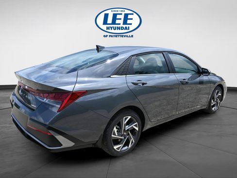 Certified 2025 Hyundai Elantra Limited FWD image 3