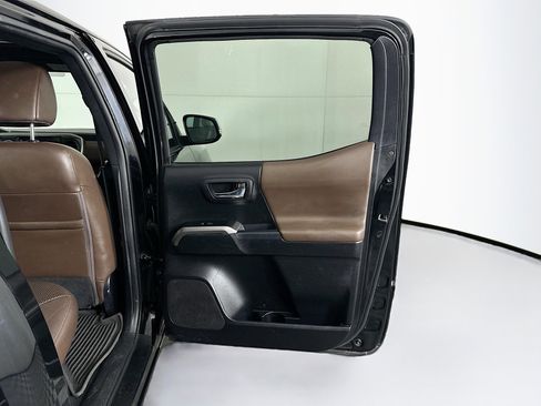 Used 2021 Toyota Tacoma Limited image 30
