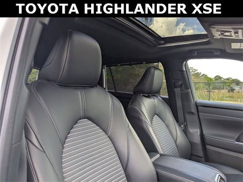 Used 2023 Toyota Highlander XSE image 11