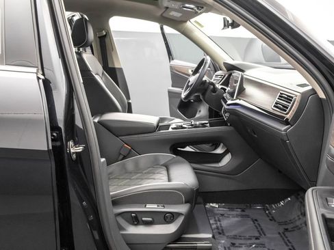 Certified 2025 Volkswagen Atlas SEL Premium R-Line image 36