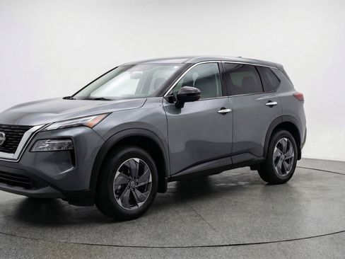 Used 2025 Nissan Rogue SV image 3