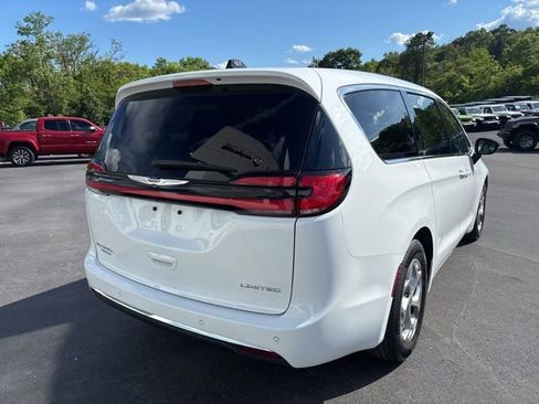 Used 2024 Chrysler Pacifica Limited FWD image 4