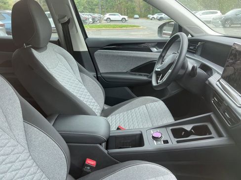 Used 2025 Volkswagen Tiguan S image 9