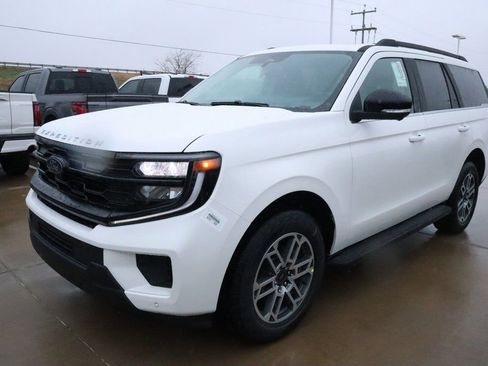 New 2025 Ford Expedition Active image 9