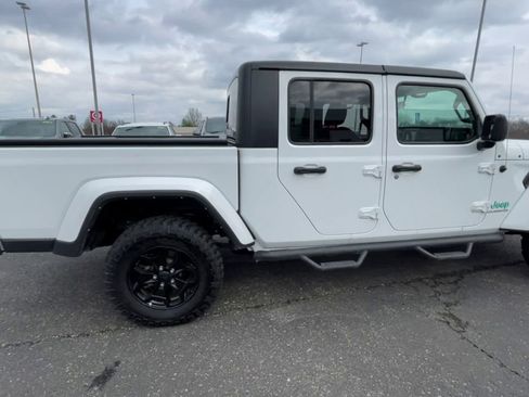 Used 2022 Jeep Gladiator Willys image 8