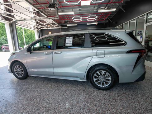 Used 2025 Toyota Sienna LE w/ LE Plus Package AWD/4WD image 2