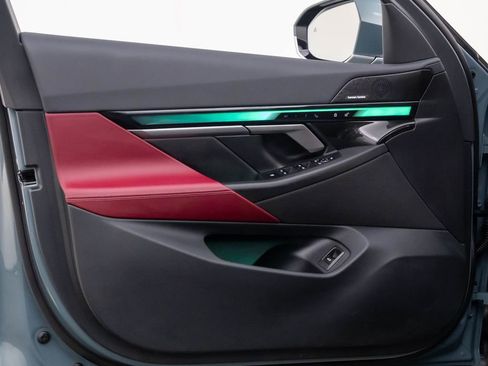 Used 2025 BMW 540i xDrive w/ Premium Package image 13