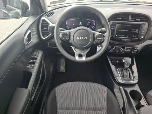 Used 2025 Kia Soul LX w/ LX Technology Package FWD image 11