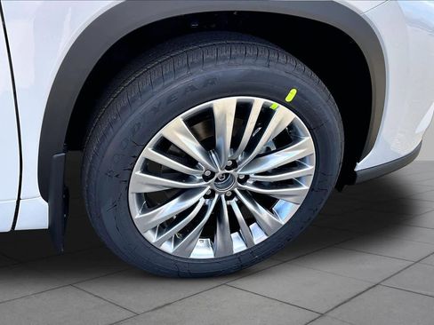 New 2026 Toyota Highlander Platinum AWD/4WD image 12