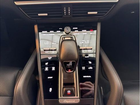Used 2020 Porsche Cayenne AWD/4WD image 18