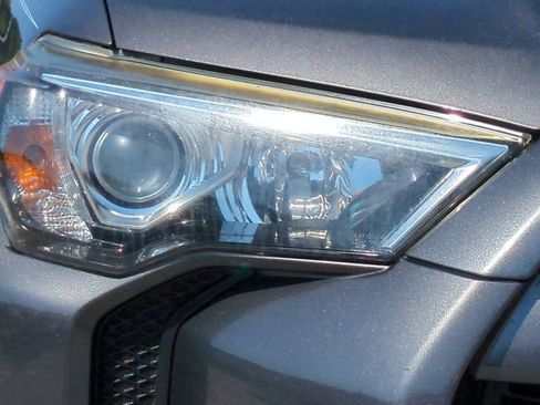 Used 2016 Toyota 4Runner SR5 Premium image 10