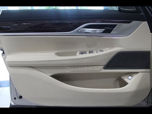 Used 2020 BMW 750i xDrive w/ Autobahn Package AWD/4WD image 13