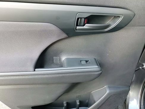 Used 2024 Toyota Highlander LE image 15