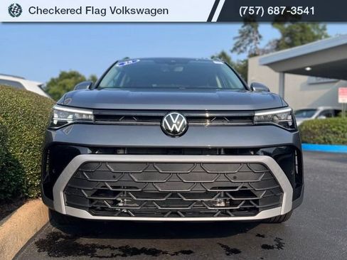 Certified 2025 Volkswagen Taos SE FWD image 12