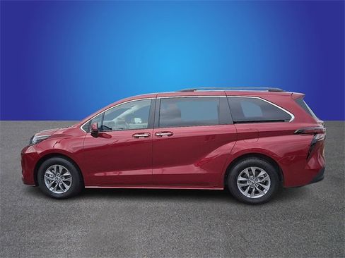 Used 2023 Toyota Sienna XLE image 7