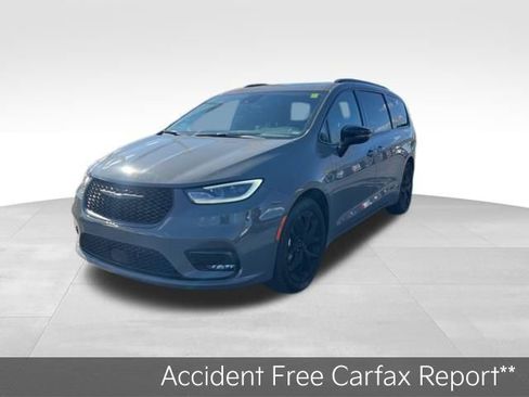 Used 2025 Chrysler Pacifica Limited image 3