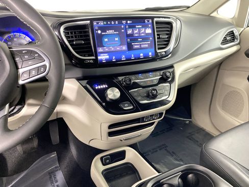 Used 2024 Chrysler Pacifica Touring-L image 27
