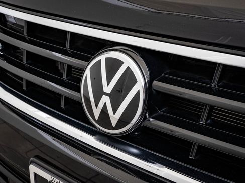 Used 2024 Volkswagen Tiguan SE R-Line image 3