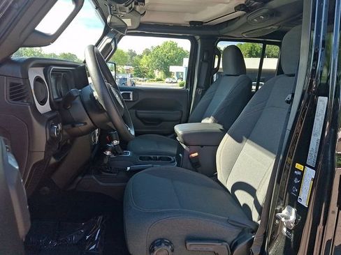 Used 2024 Jeep Gladiator Sport AWD/4WD image 16