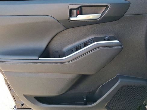 Certified 2025 Toyota Highlander XLE image 11