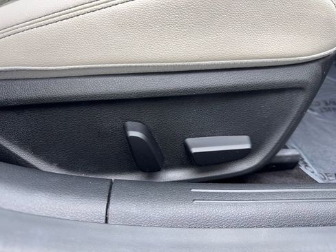 Used 2025 Genesis G70 2.5T image 47