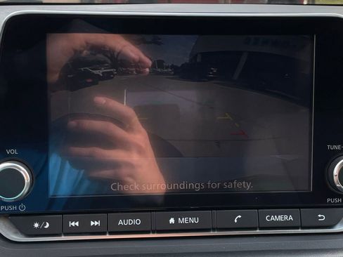Used 2024 Nissan Rogue S FWD image 18
