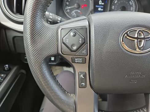 Used 2022 Toyota Tacoma TRD Off-Road AWD/4WD image 21
