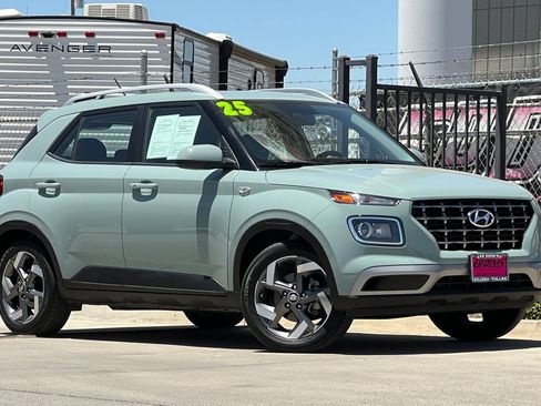 Used 2025 Hyundai Venue SEL FWD image 2