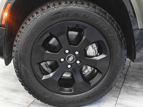 Used 2023 Land Rover Defender 110 X-Dynamic SE image 12