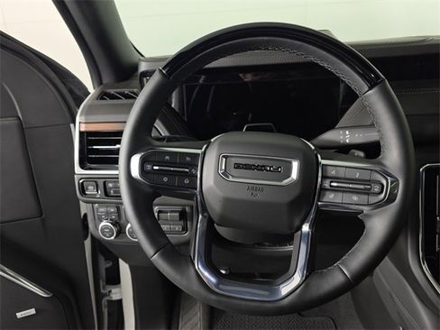 Used 2025 GMC Yukon Denali w/ Denali Reserve Package image 11