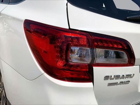 Used 2018 Subaru Outback 2.5i Touring w/ Popular Package #3 AWD/4WD image 32